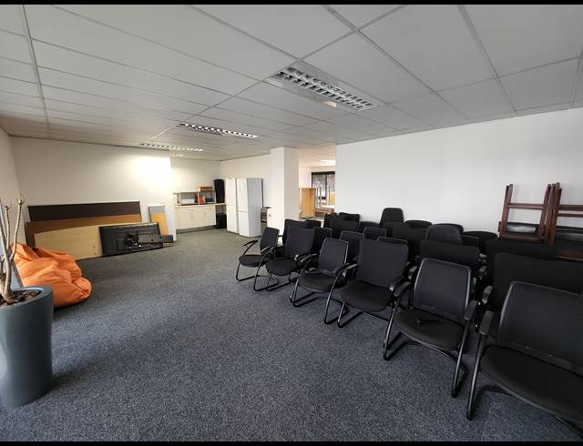 222M² OFFICE TO LET IN PINELANDS